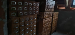 Cabinet cu multe sertare.