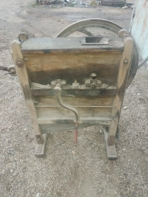 Vând mașină de desfăcut porumb 