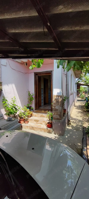 Casa din caramida cu curte si garaj - imagine 5
