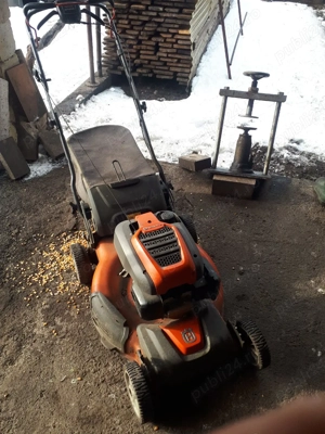 Vând mașină de tuns iarba Husqvama