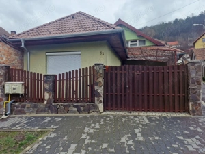 Vand casa  zona linistita