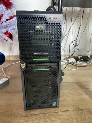 Vând workstation Fujitsu TX300 S5(server)