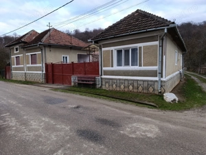 2 case in aceeași curte la 56 km de Oradea, zona Luncasprie 