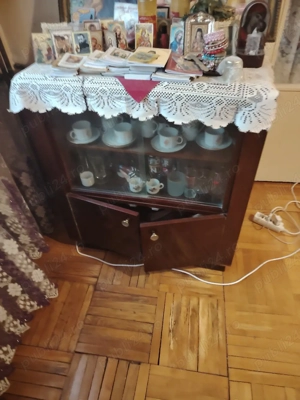 Donez canapea și bibleoteca.