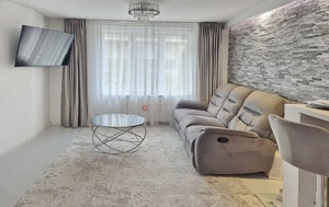 Casa Formata Din Doua Apartamente