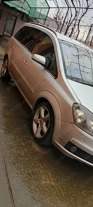 Vînd Opel Zafira b an fabricație 2006 7 locuri 1700 usor negociabil.