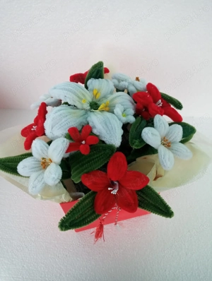 Aranjamente florale din sarma plusata