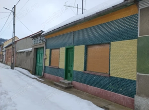 Vând casă în Domașnea cu patru camere. (30 km de Băile Herculane)