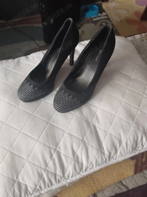 Pantofi cu toc noi,nu au fost folosiți.