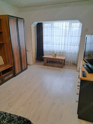 Închiriez garsoniera. 