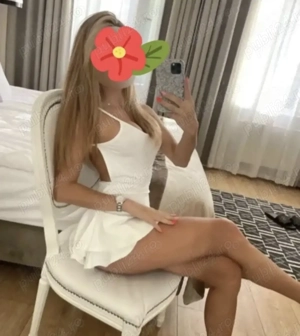 Siliconata sexy, blonda