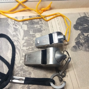 2 fluiere vechi, vintage, arbitru, sport