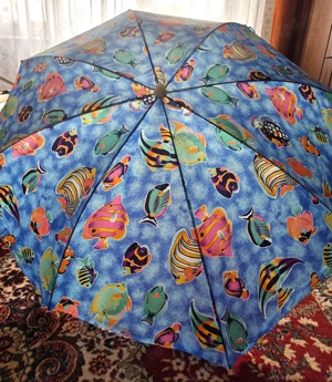 Vând umbrelă de plajă sau gradină cu structură metalică, model multicolor marin și suport din PVC