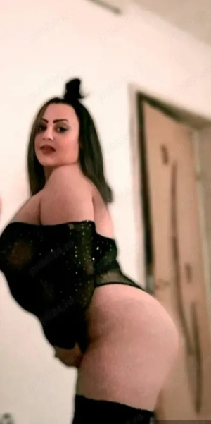 bruneta total Hai la mine găsești tot ce dorești 