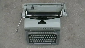 Masina de scris veche CONSUL