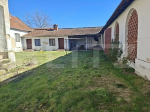 Casă spațioasă la sat SINTESTI, cu 6 camere, curte generoasă și grădină  - imagine 8