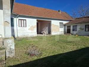 Casă spațioasă la sat SINTESTI, cu 6 camere, curte generoasă și grădină  - imagine 7