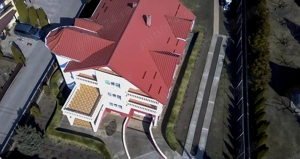 Vilă 525 mp + 3300 mp teren în Botoșani   locuință sau investiție - imagine 2