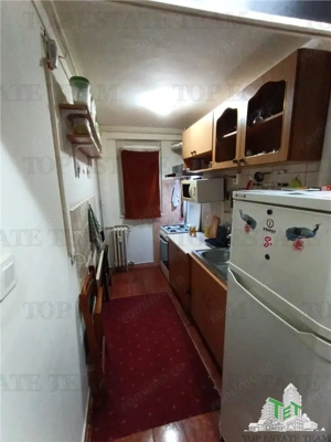 Apartament frumos cu doua camere la parter plus boxa intr-un bloc reabilitat din zona Luica