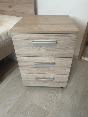 Noptiera pe roti cu trei sertare