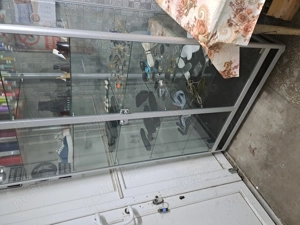 Vand vitrina  din  sticla 