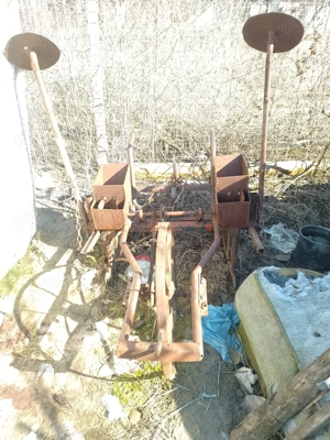 Vând semănătoare grădinii și terenuri agricole 