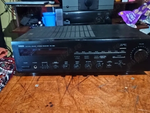 vând un amplificator Yamaha în stare bună