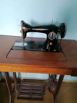 Masina de cusut UNION originala cu masa din lemn si pedala.
