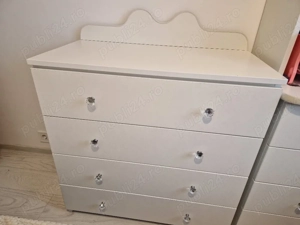 Mobila fete albă. Dulap, birou, comoda, pat noptieră.