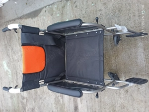 DE VÂNZARE scaun (cărucior) cu rotile  nou nefolosit pentru persoane cu greutatea de maxim 115 kg