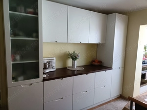 Apartament cu 3 camere , etaj 1+ garaj sub bloc