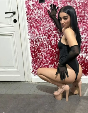 Brunetă fierbinte în orașul tău !  Doar deplasări 