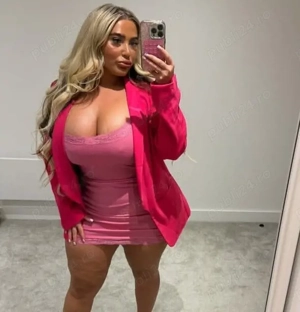 jesica sant o fata cu forme nouo aici.  