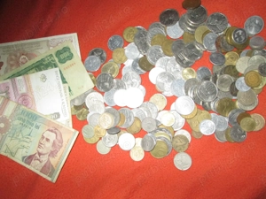 200 monede vechi si cateva bancnote vechi. Toate impreuna 30 Lei
