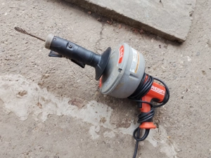 Vând rac electric pentru desfundat țevi de scurgere.