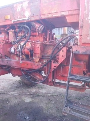 Vând  Dezmembrez  Tractor Universal 650 cu motor de IFA în 4 cilindri cu ambreiaj defect - imagine 9