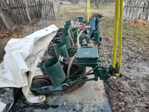 Culegatoare de porumb pe un rand Zmaj 214 și semanatoare de porumb de Piatra Neamt de 6 randuri - imagine 5