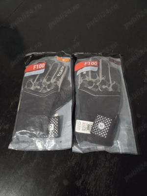 Doua perechi manusi portar