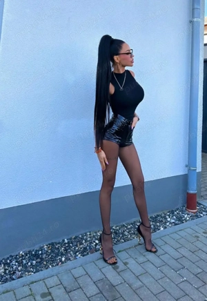 Bruneta VIP reala luxury 