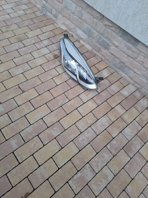 Far dreapta Ford Fiesta MK8  - imagine 2