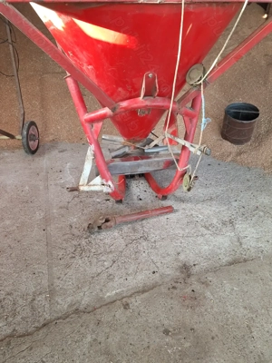 Distribuitor ingrasamite 750kg o singura elicie de inox  an 2011. - imagine 2