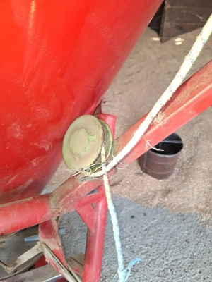 Distribuitor ingrasamite 750kg o singura elicie de inox  an 2011. - imagine 3