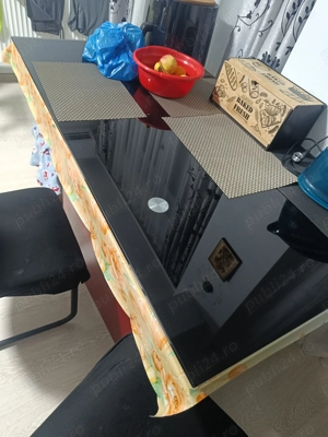 Vând masa din sticlă nou care a fost 1000 euro o vând 1900 lri