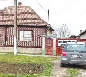 Casă de vânzare cu 3 canere in zonă foarte bună, la 6 km de orasul Chisineu-Cris, disponibilă in 2 r