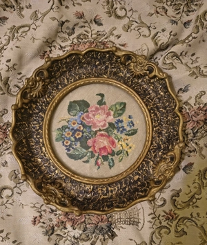 Goblen deosebit, 19x19 diametru, 30x30 masurat cu rama baroc vintage.