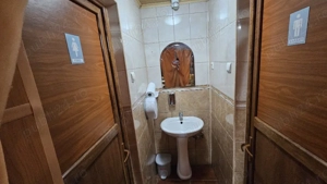 Vând apartament 2  camere + locație cu 2 spații comerciale în Berești - imagine 7