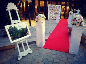 Afacere la cheie  Decorațiuni evenimente panou si arcadă cu flori artificiale 