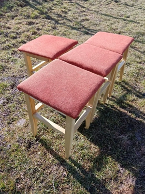 Tabureți din lemn masiv tapițați 