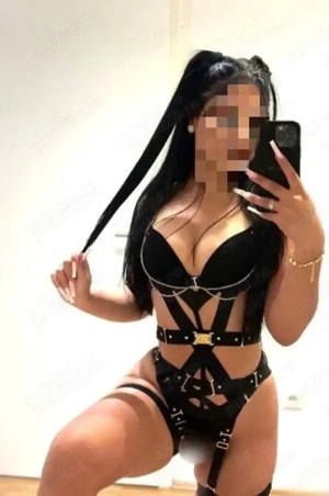  Bruneta perfecta ! Fac si partyyy !