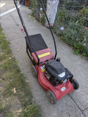 Mașină de tuns gazon pe benzină 